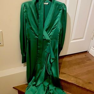 GREEN GOWN TYPE DRESS LOOKS AMAZING ON - SAYS ALLYSON DESIGNER WAS FROM STATES